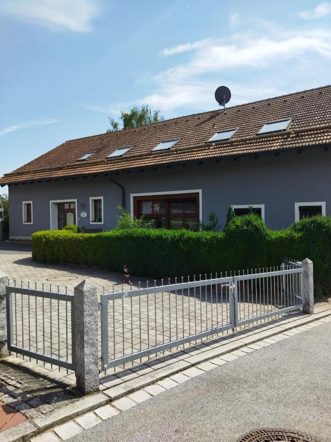 Aussergewoehnliche Atelierferienwohnung Mit Balkon An Der Donau Winzer Buitenkant foto