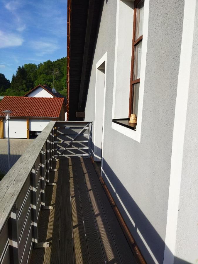 Aussergewoehnliche Atelierferienwohnung Mit Balkon An Der Donau Winzer Buitenkant foto